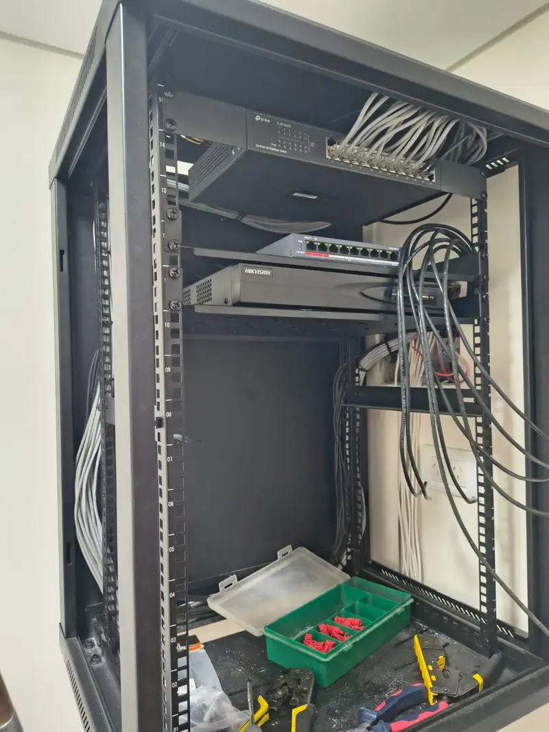 Rack de grabador NVR y switches de red instalado por VIGILAR