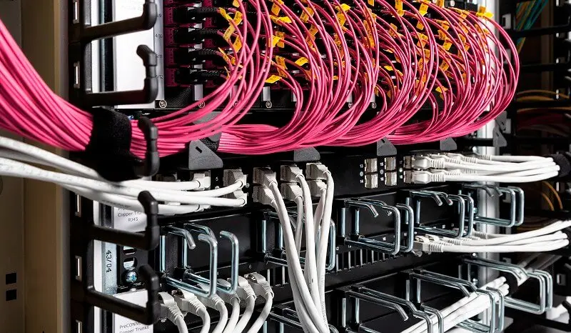 Rack con cableado estructurado de red
